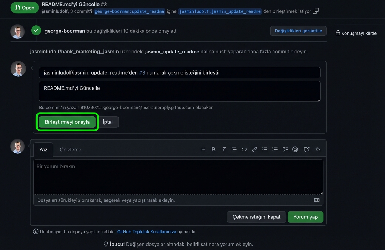 Onaylanmış PR'da Birleştirmeyi onayla düğmesi vurgulanmış depo sahibi görünümü