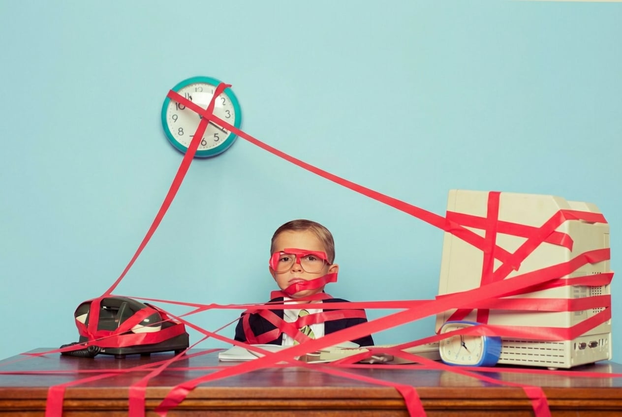 Kırmızı bürokrasi bandına sarılı küçük çocuk