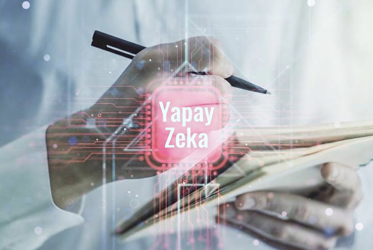 Bir kişinin kalem ve kâğıtla YZ için uygulanabilir projeleri not aldığı görsel