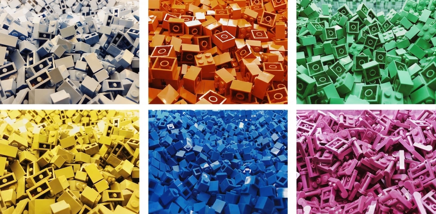 Dağınık lego bloklarından oluşan bir yığın görseli