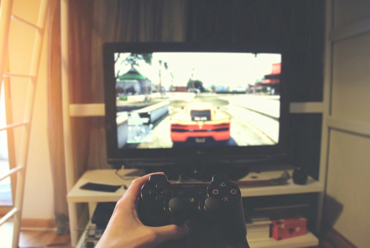 Yarış oyunu olan bir oyun konsolu