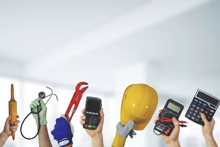 Ekipmanlarla farklı sektörleri gösteren görsel