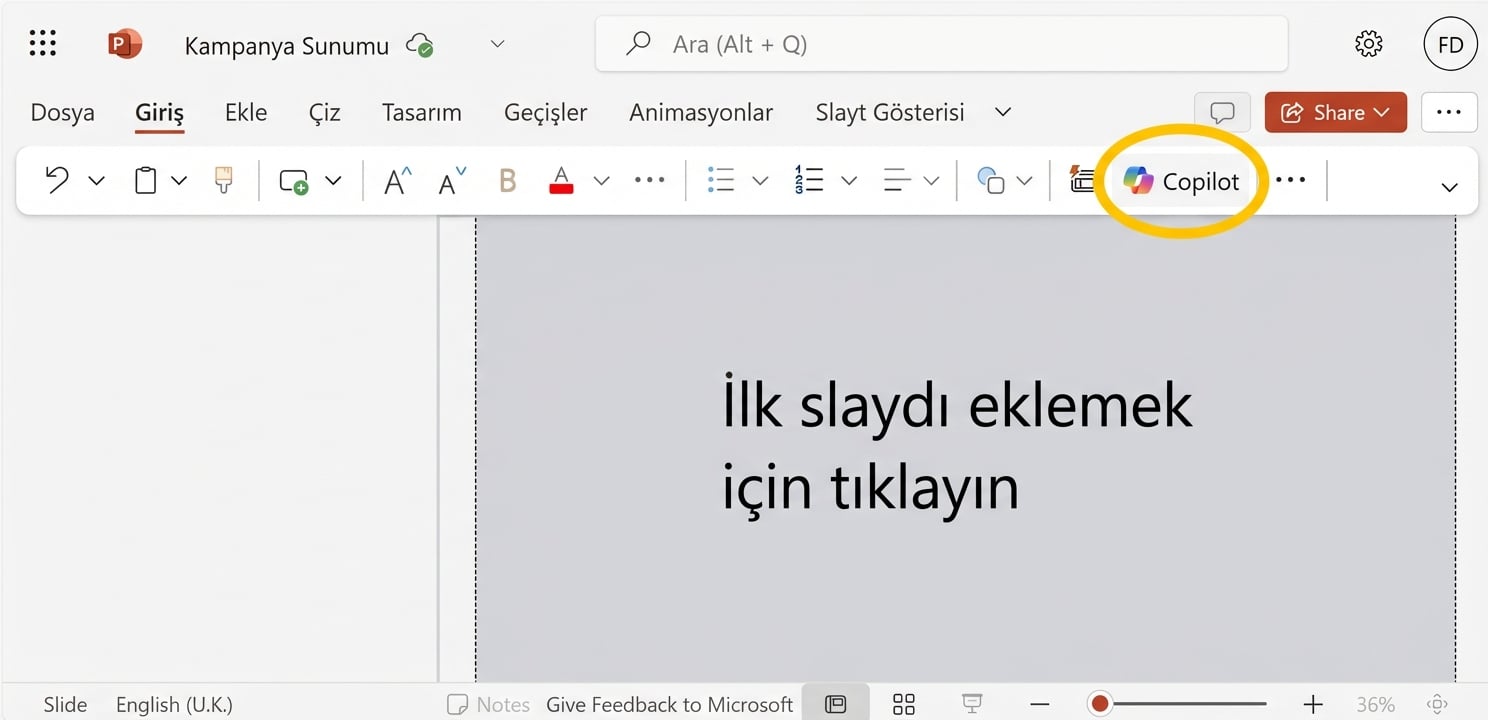 Copilot simgesi olan boş bir PowerPoint belgesinin ekran görüntüsü.