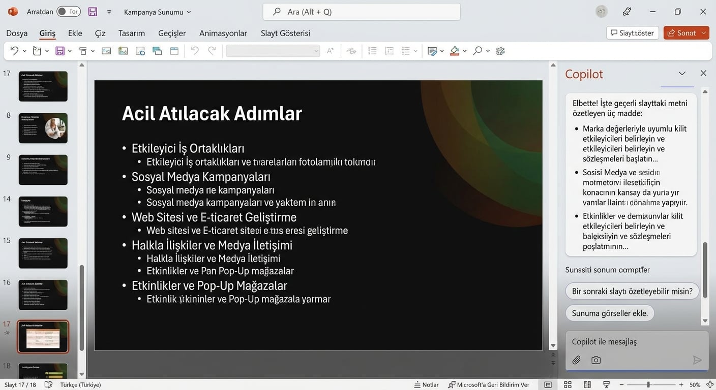 Kullanıcıyla sohbeti gösteren Copilot sohbeti açık bir PowerPoint slaydının ekran görüntüsü.