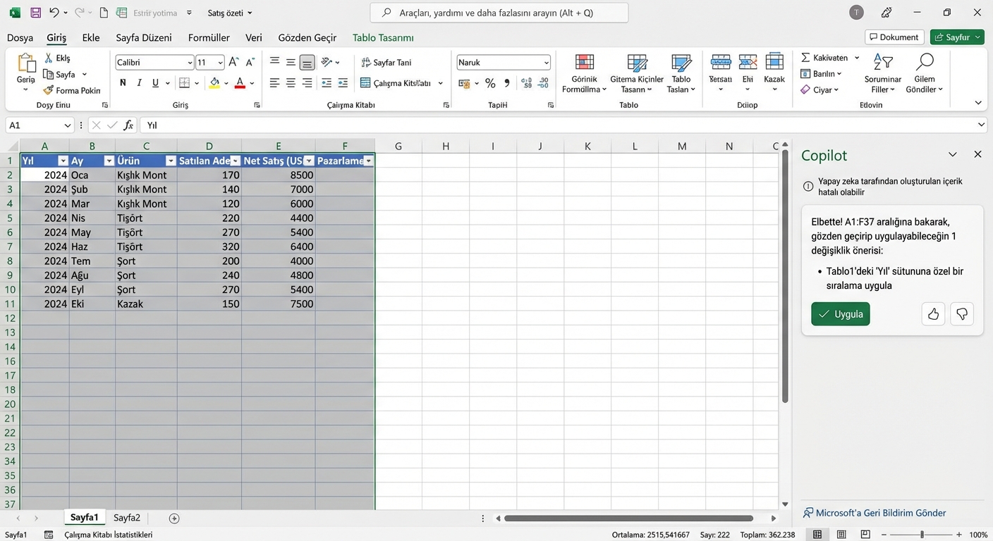 Kıyafet ürünlerine ait verileri gösteren açık bir Excel belgesi ve Yıl sütununa göre sıralamasını isteyen kullanıcıyla açık Copilot sohbeti.