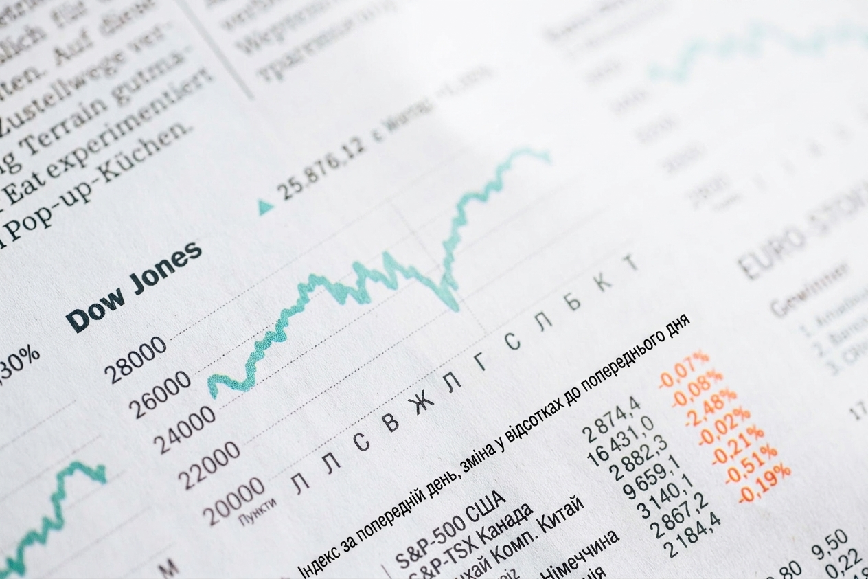 Зображення газети з графіком Dow Jones