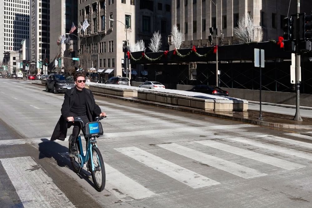 Людина їде містом на велосипеді Divvy