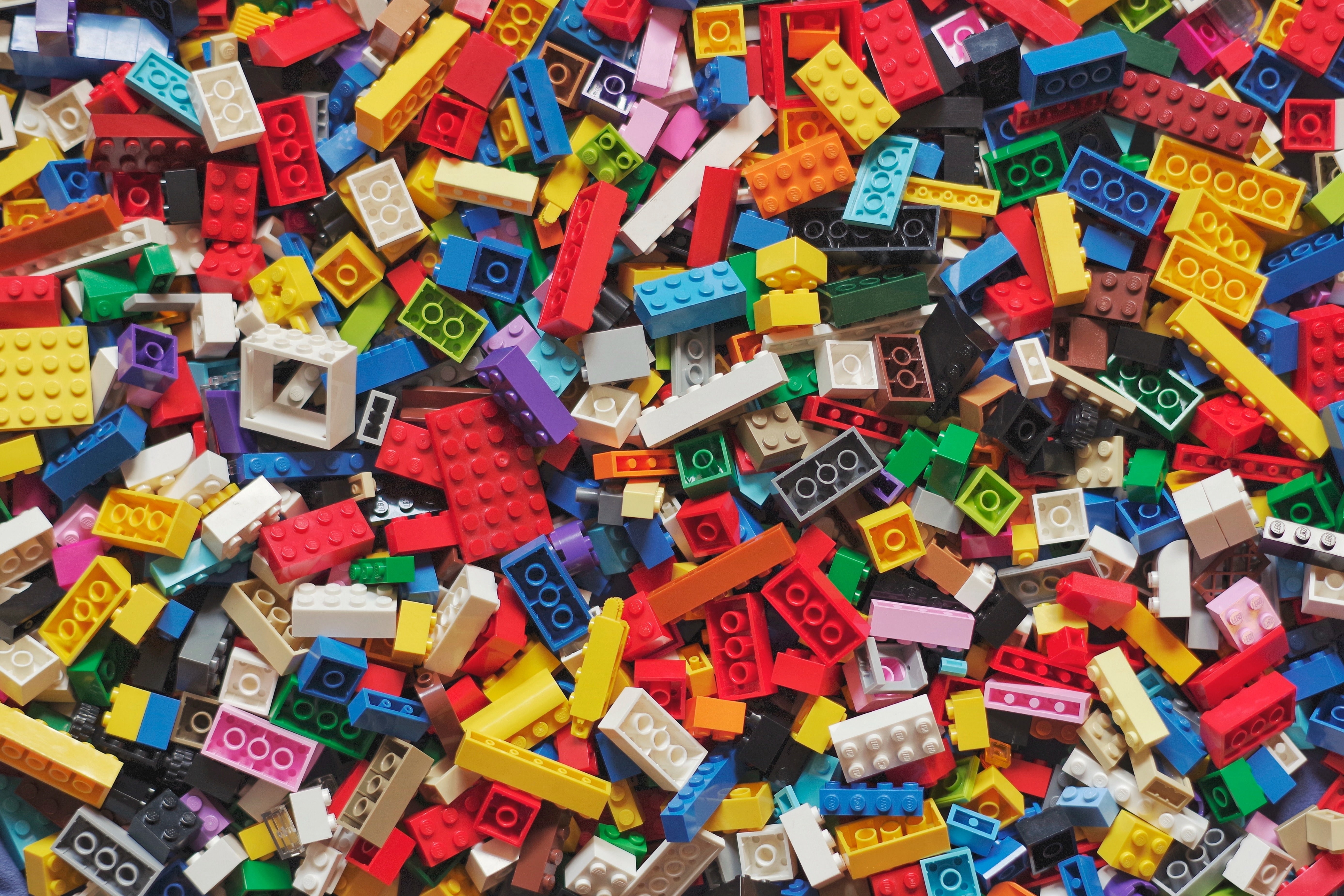 Ілюстрація купи безладно складених цеглинок Lego