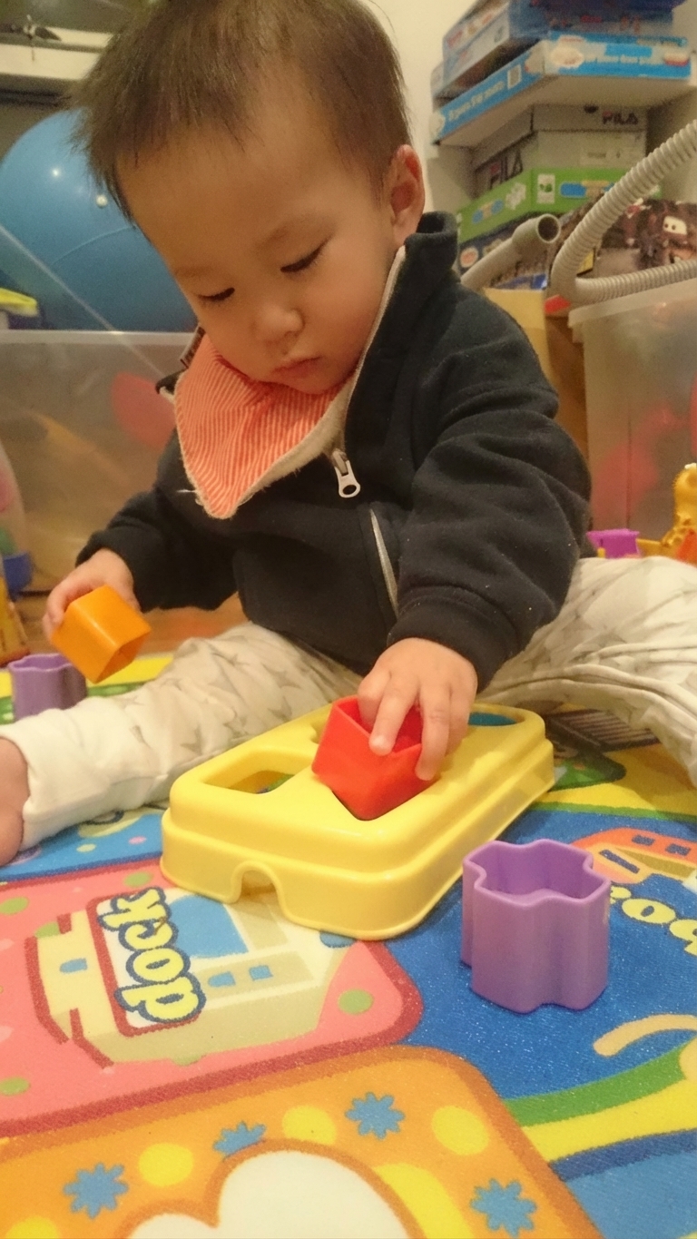 trẻ chơi đồ chơi xếp hình