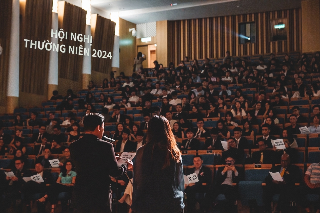 Hai người đứng sân khấu nói trước giảng đường kín hàng trăm người