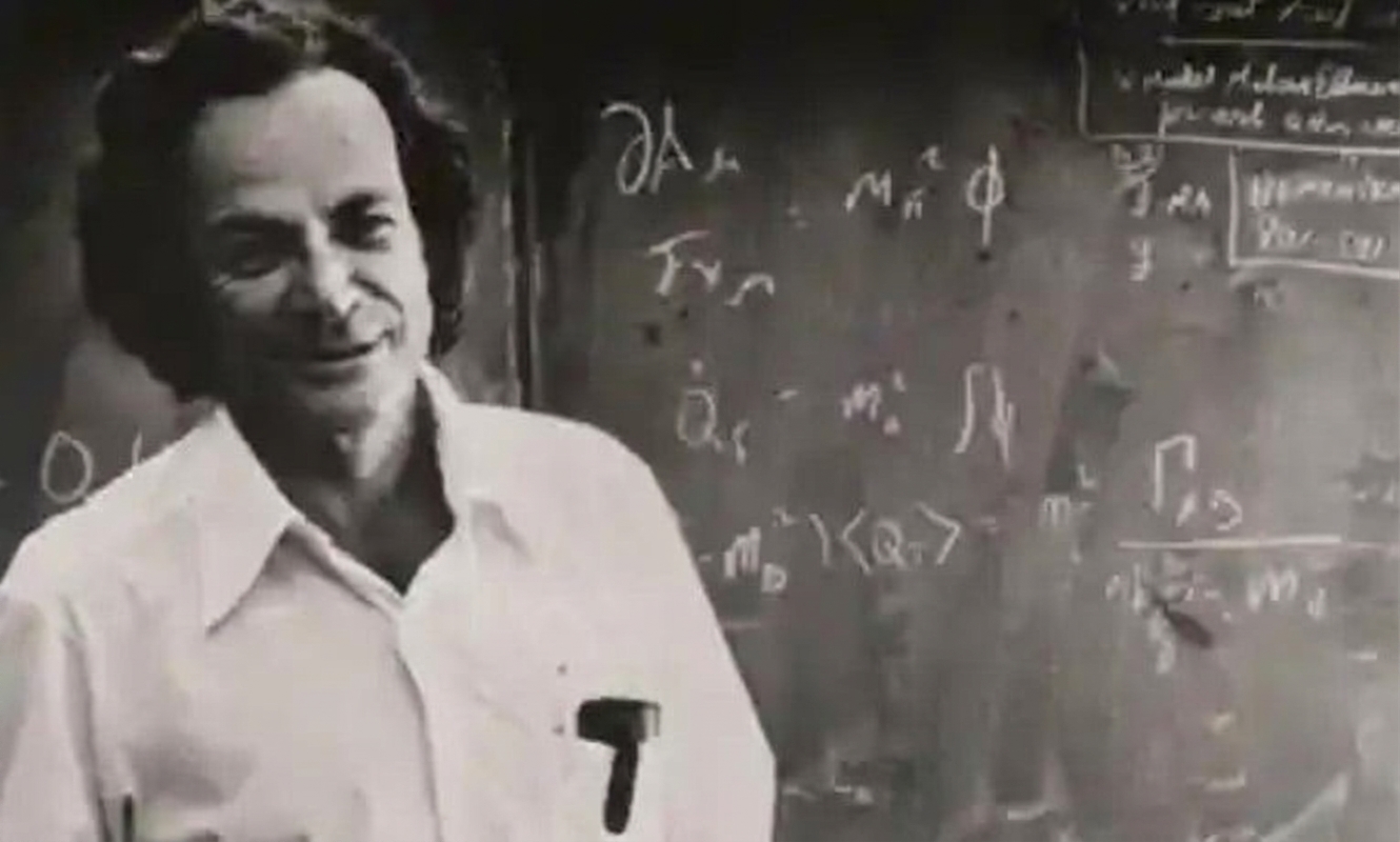 Richard Feynman đứng trước bảng đen với các phương trình toán