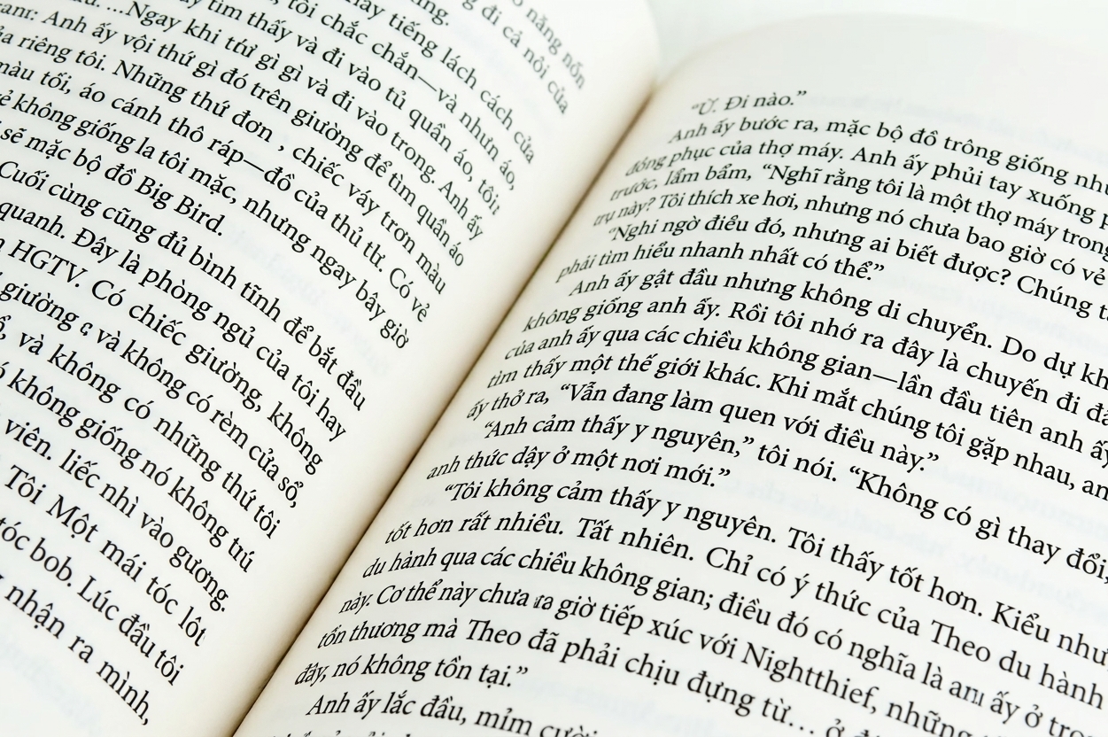 Một quyển sách mở.