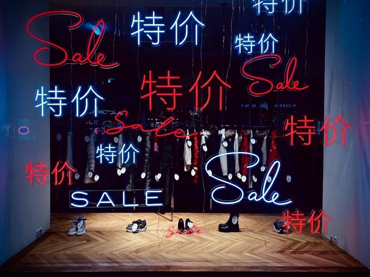 橱窗上写着促销的店面.jpg
