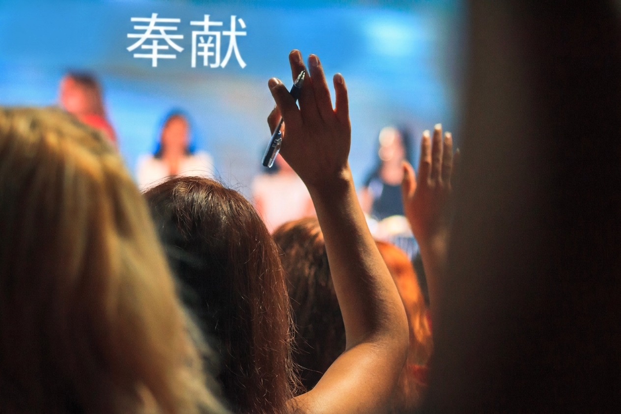 观众中一人举手向小组提问的图片