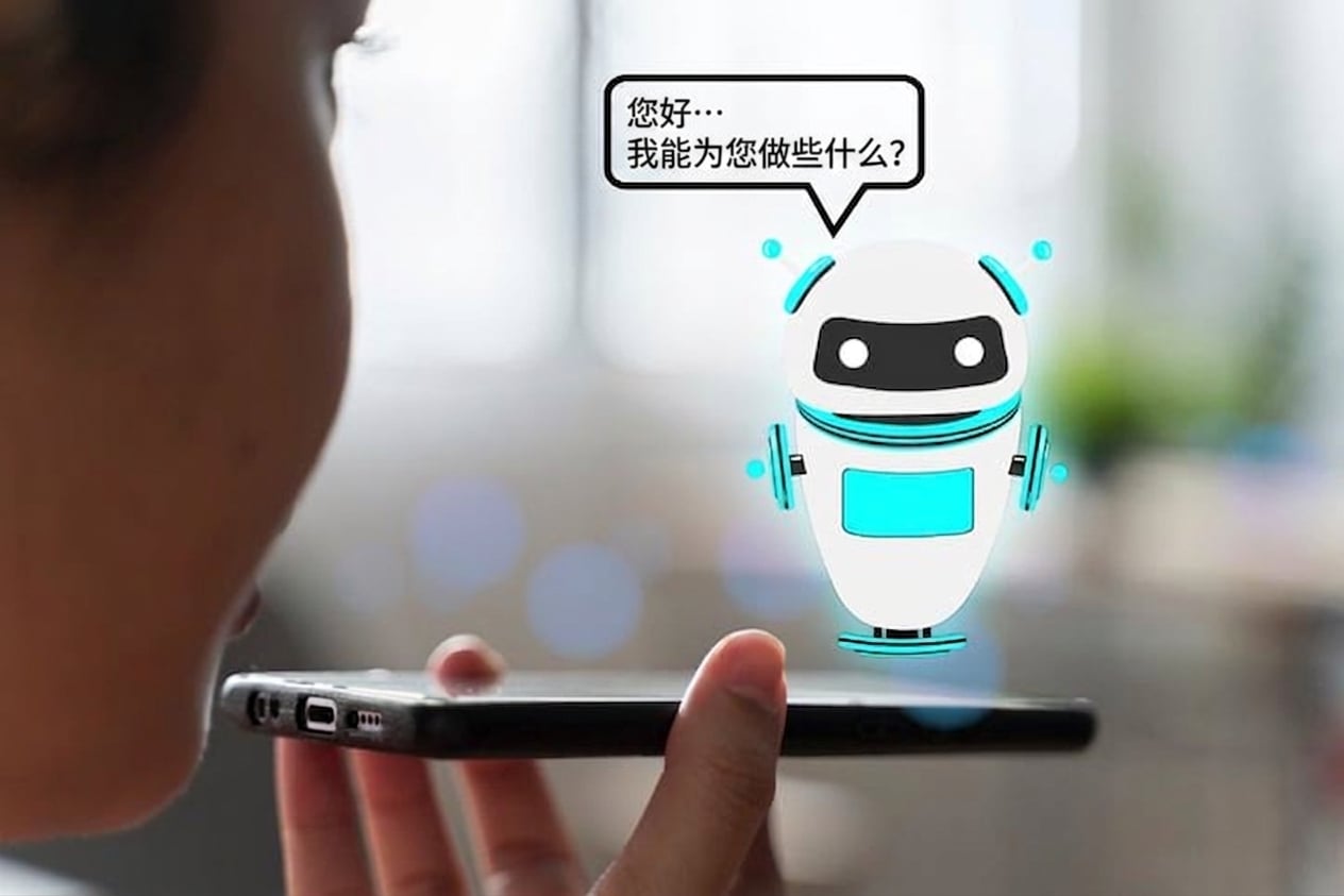 一人对手机说话，弹出虚拟聊天机器人询问如何提供帮助的图片