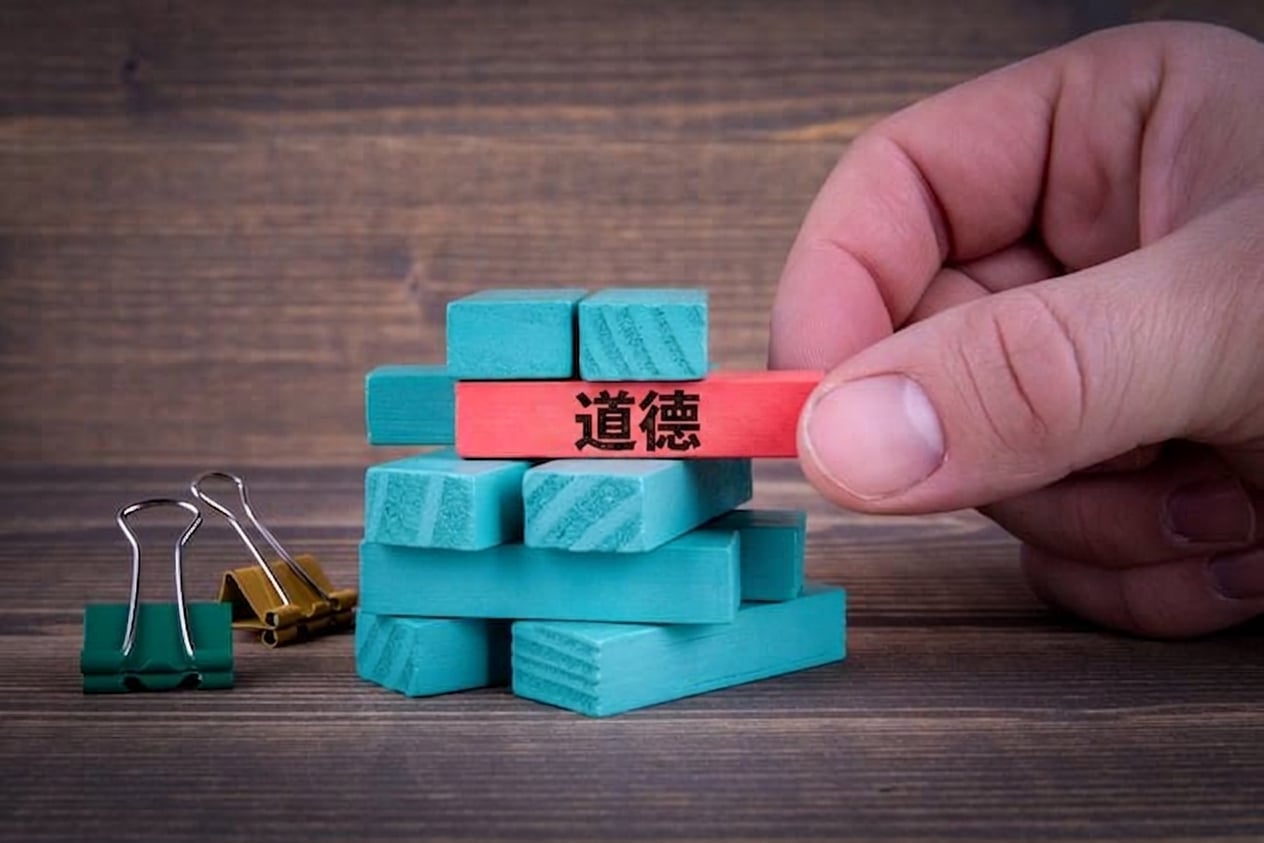 蓝色叠叠乐木块，其中一块红色并标有"ethics（伦理）"