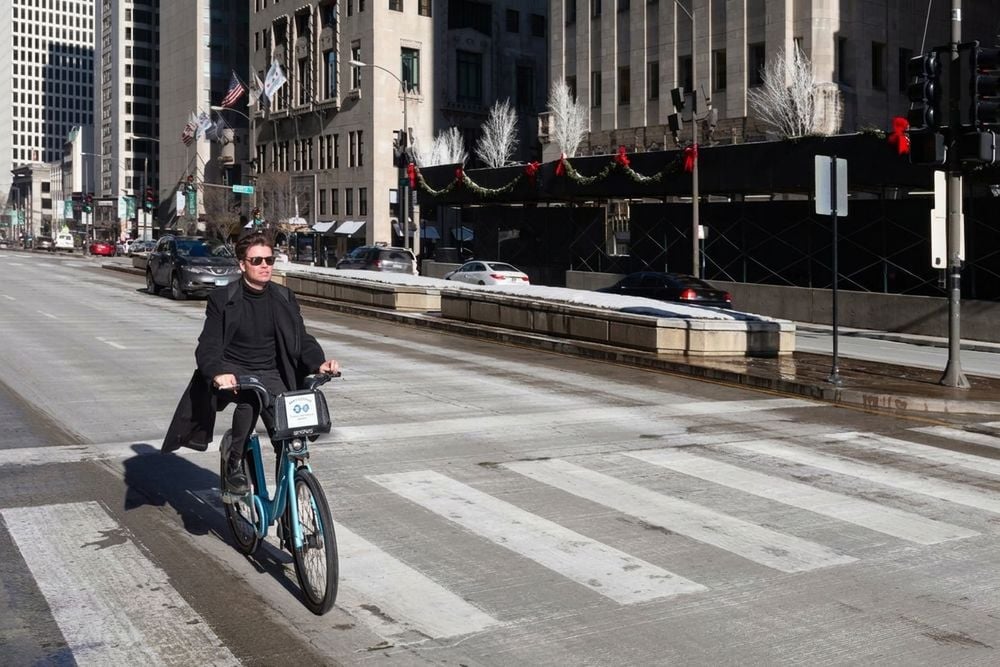 騎乘 Divvy 腳踏車穿越城市的人
