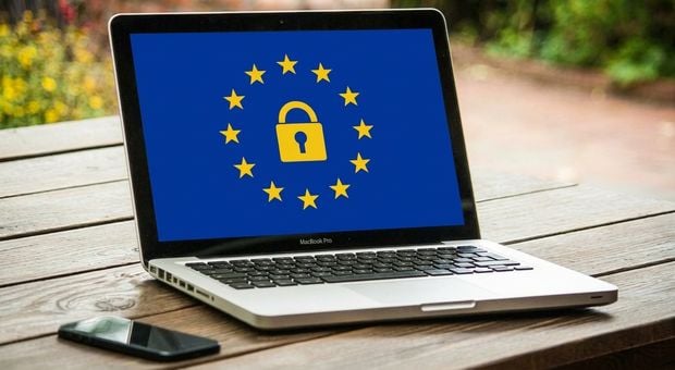 帶有 GDPR 圖示的筆電照片