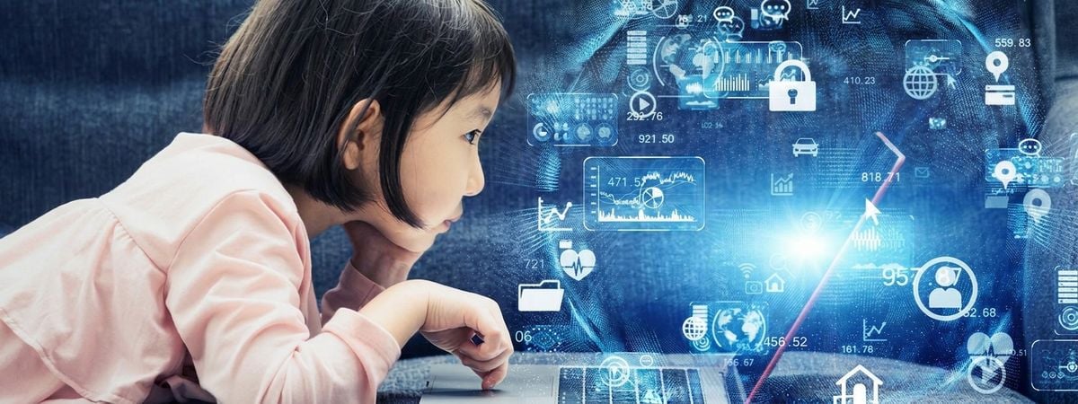孩子用 AI 學習。
