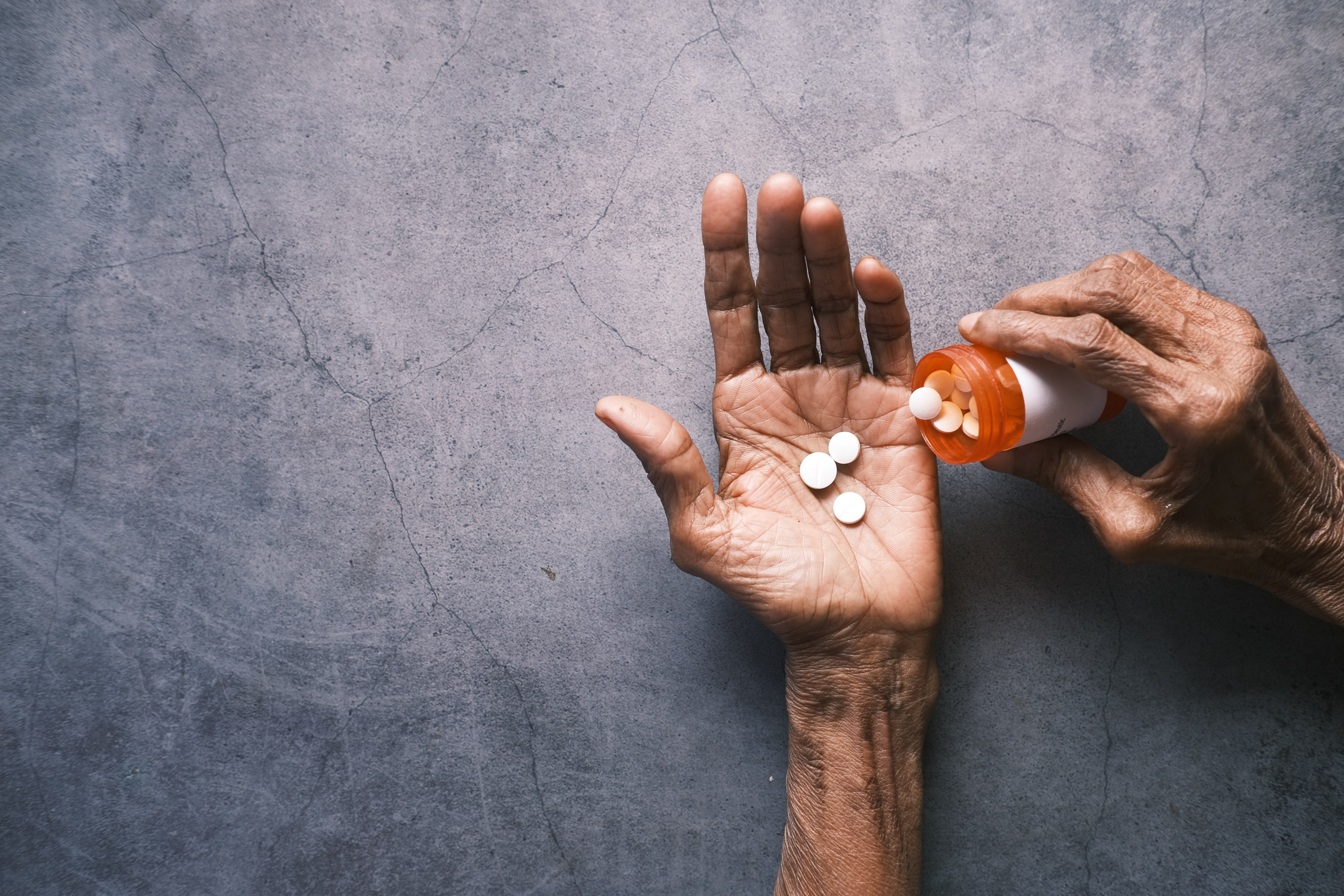 hand_with_pills_on_the_palm.jpg