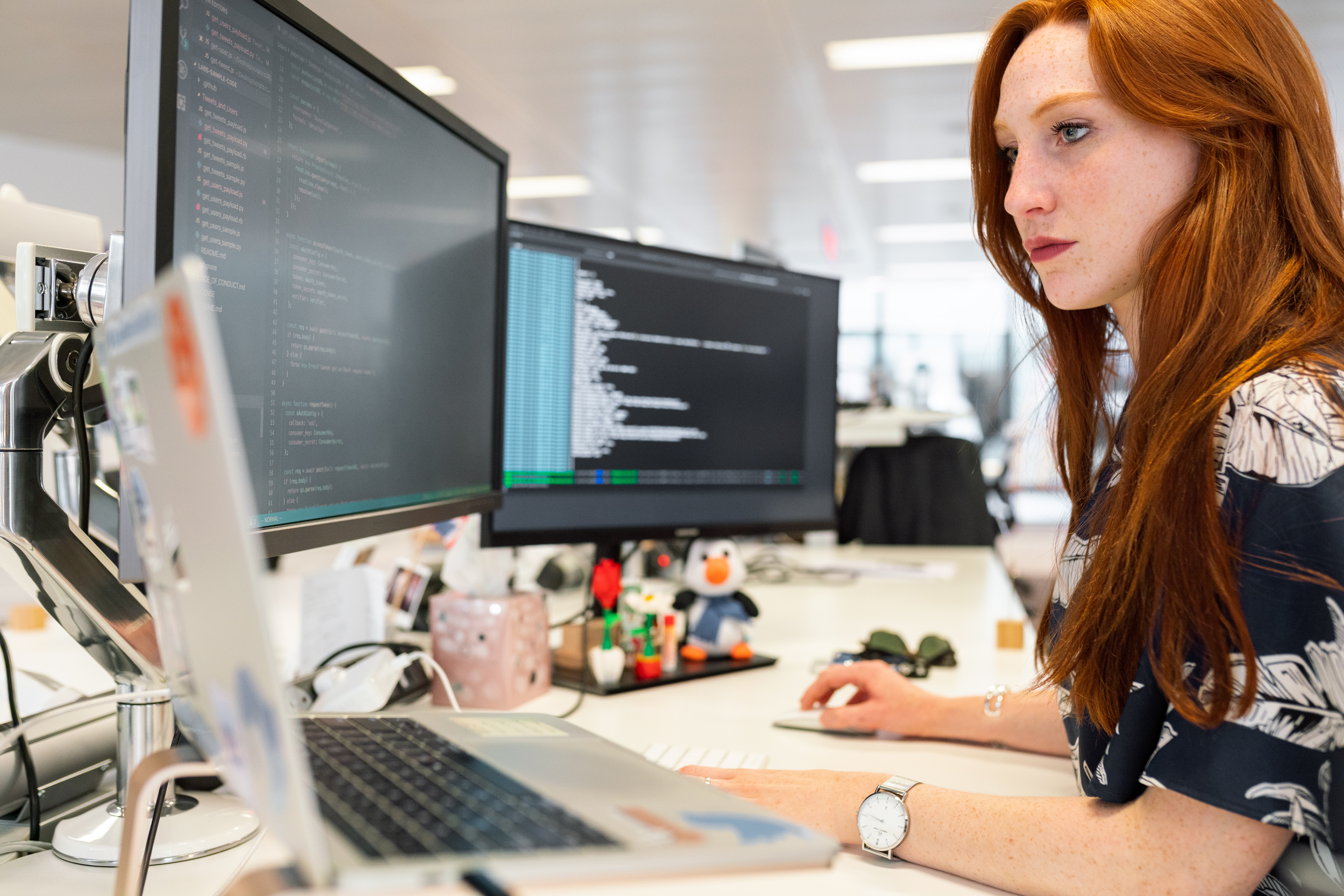 woman_programming_at_a_desk.jpg