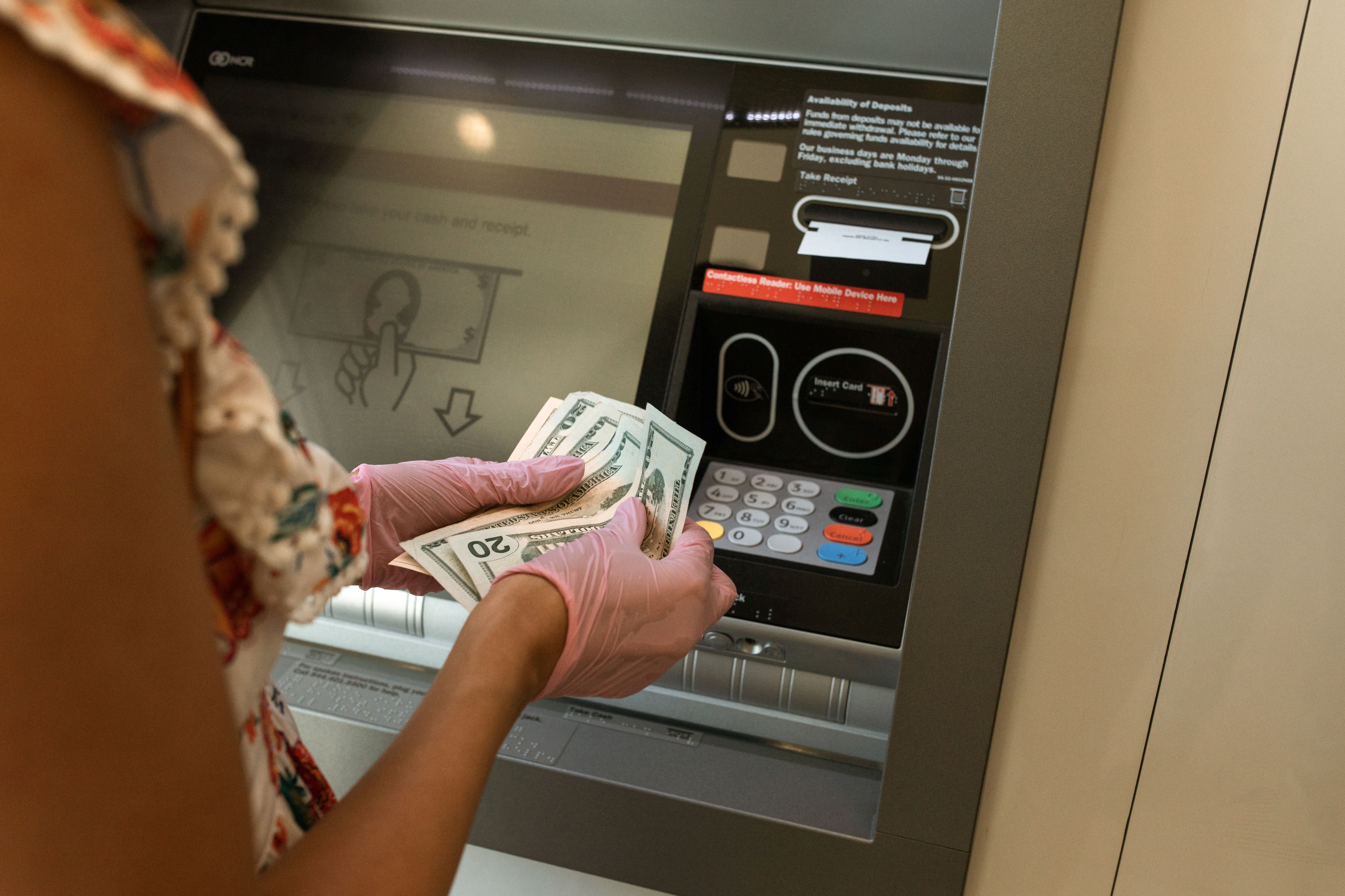 Банкоматы доллары на рубли. Деньги в банкомате. Банкомат с валютой. Банкомат (ATM). Доллары в банкомате.
