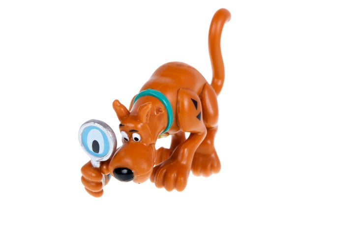 Scooby Doo investigating with a magnifying glass
