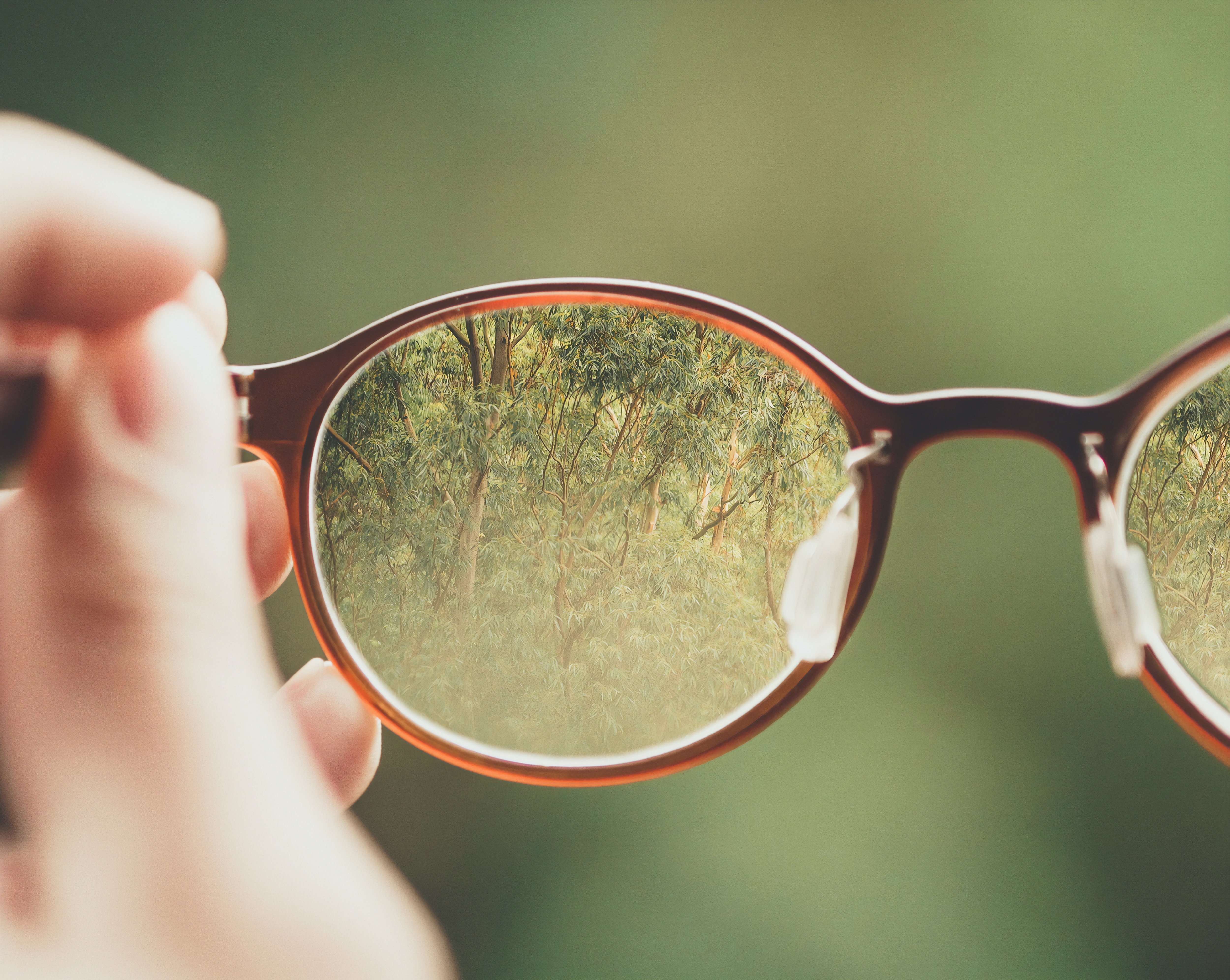 Ilustración de unas gafas a través de las cuales se ve con claridad.