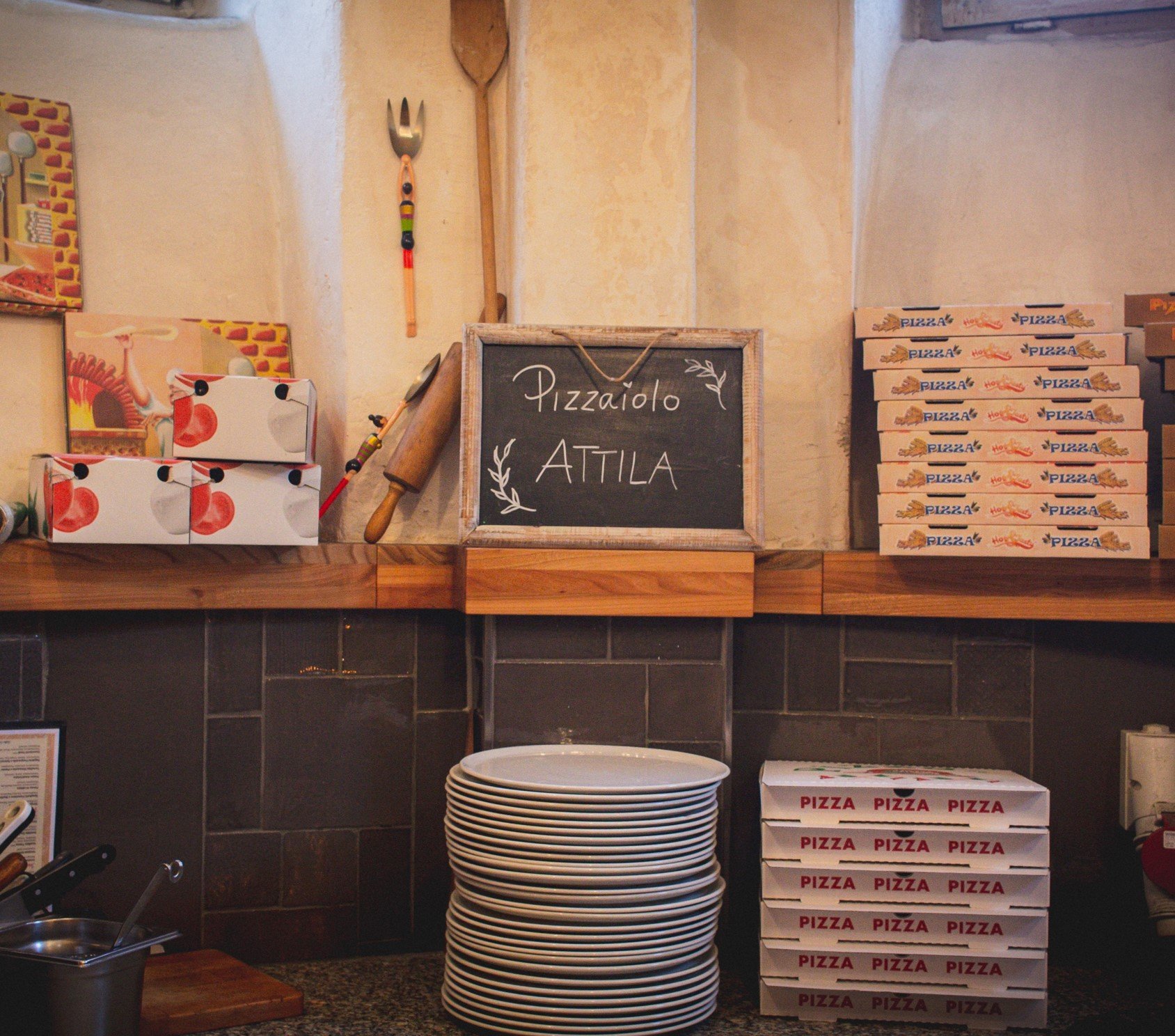 An photo of a tiny pizzeria