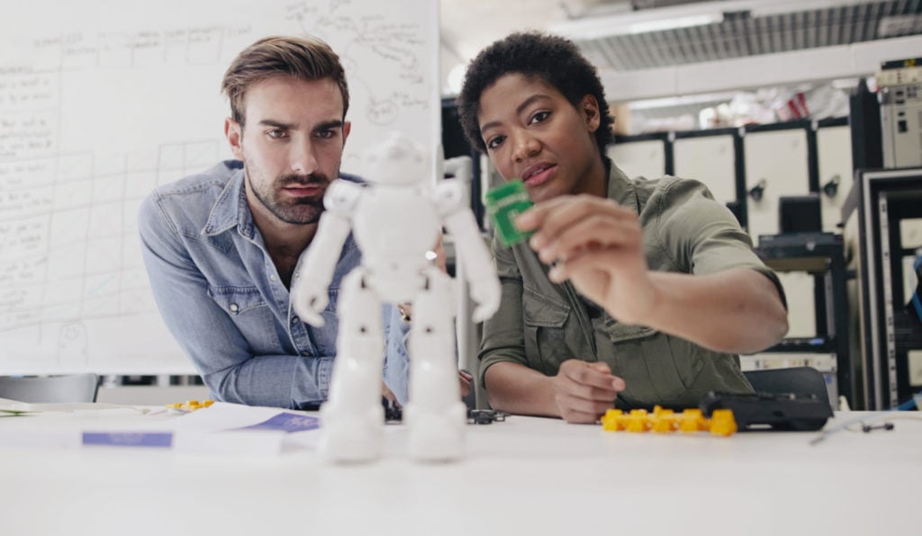 Profesionales construyendo un robot.